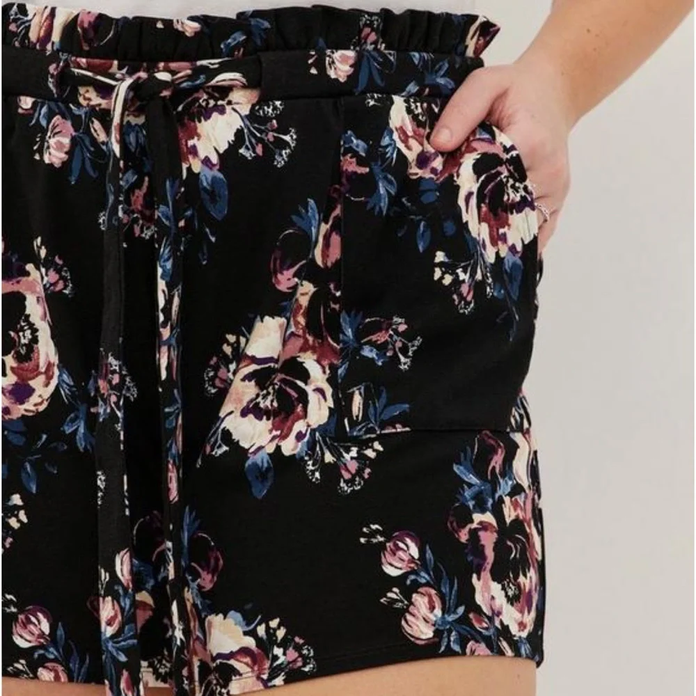 Torrid 5 Inch Pull-On Studio Luxe Ponte Mid-Rise Waist Short - Picture 2 of 3